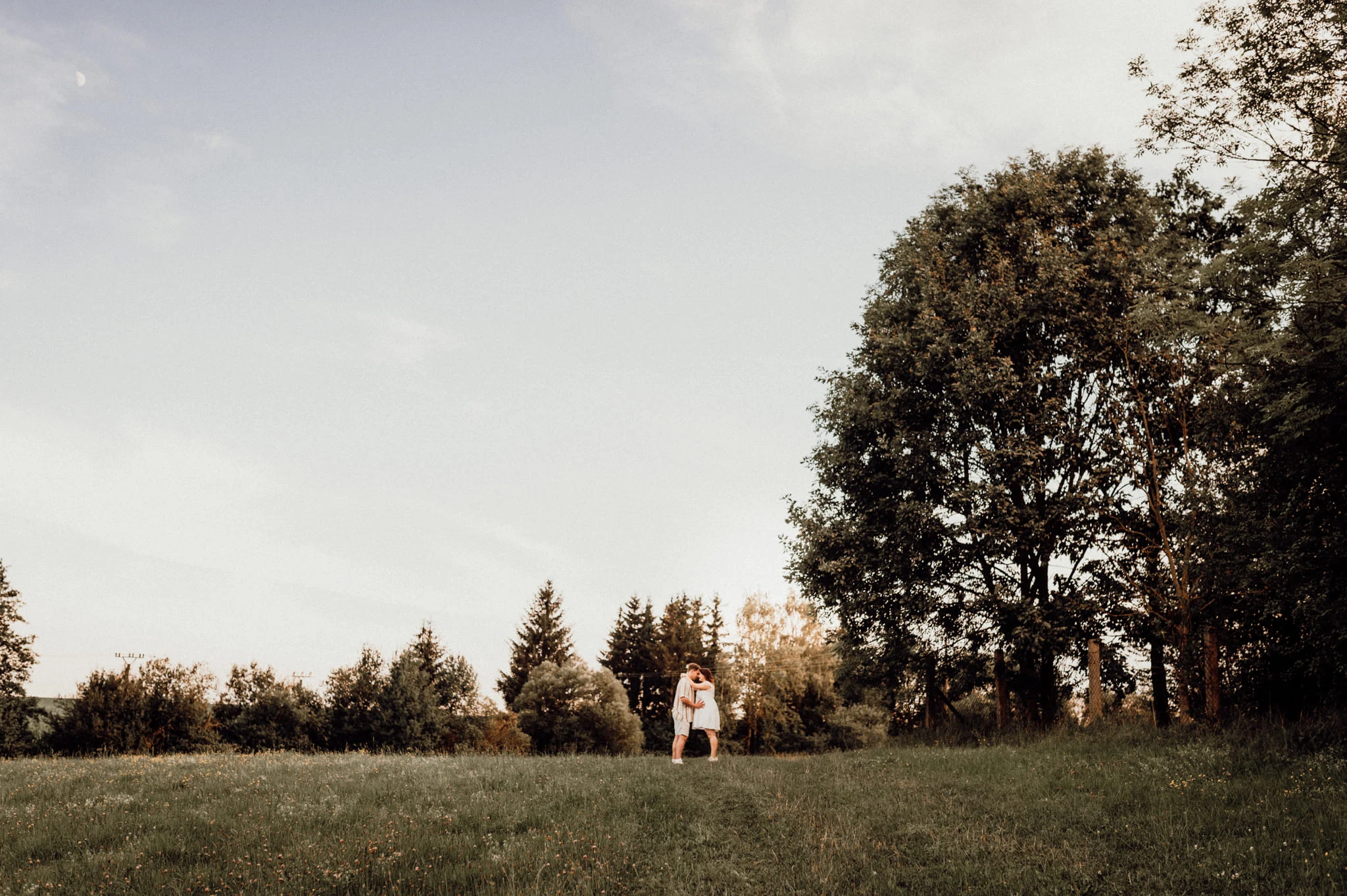 Jemná těhotenská fotografie v přirozeném světle